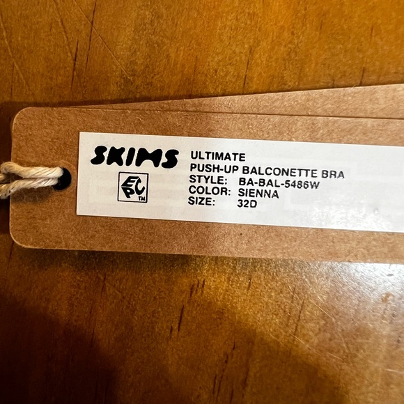 SKIMS Ultimate Balconette Push Up Bra - Picture 6 of 6